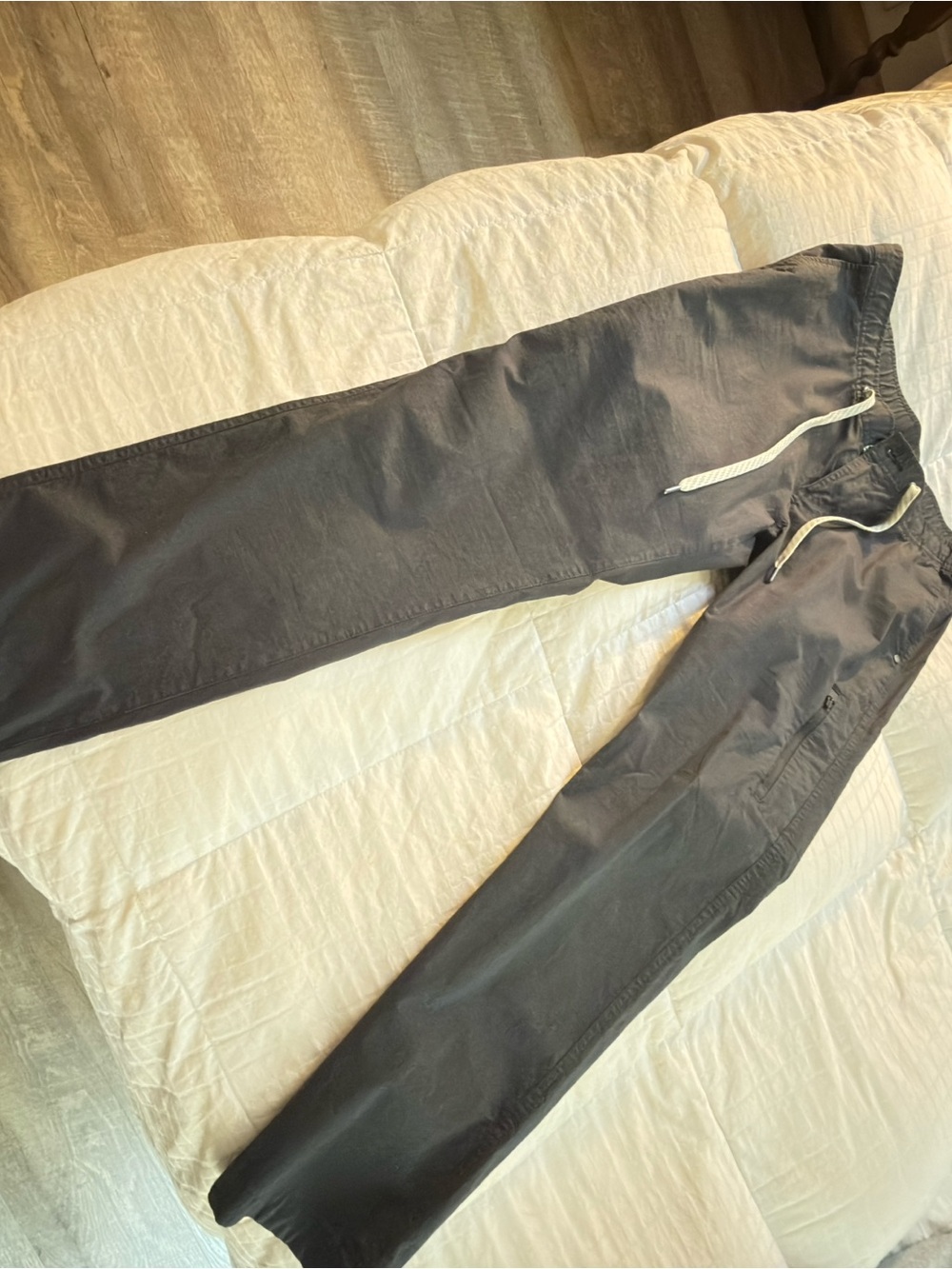 Vuori Women’s Pants in Charcoal with White Drawstring